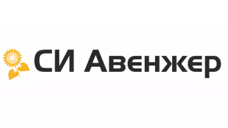 Логотип «СИ Авенжер» с оранжевой шестерёнкой слева на белом фоне